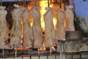 das Grillen eines Porceddu, eines Milchschweinchens auf sardische Art