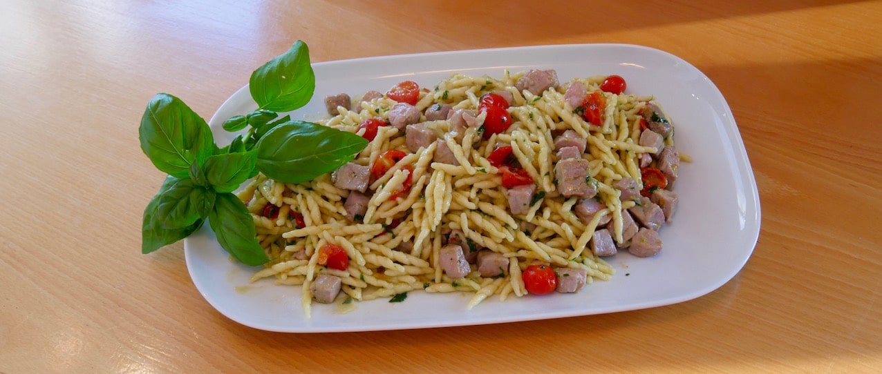 Pasta alla carlofortina (Trofie oder Gnocchetti sardi mit Thunfisch und Pesto) – Sardinien und Ligurien auf einem Teller