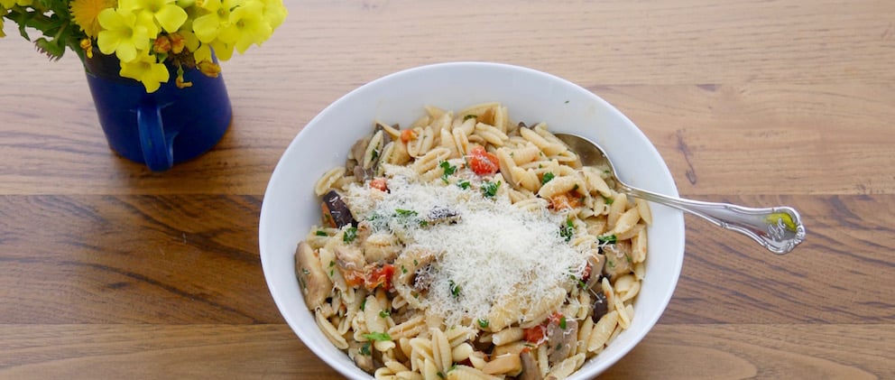 Malloreddus con antunna (cardulinu `e petza) – Gnocchetti sardi mit  Käuter-Seitlingen