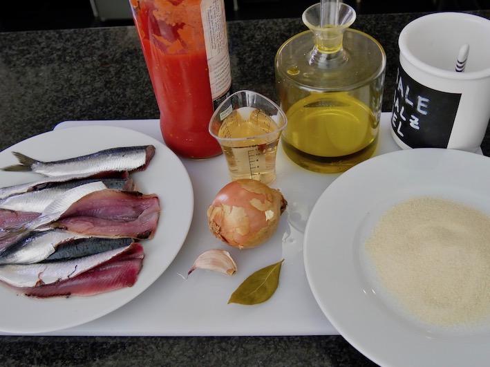 Zutaten Sardinien mit Essig und Tomatensoße (marinierter Fisch auf sardische Art / scabecciu)
