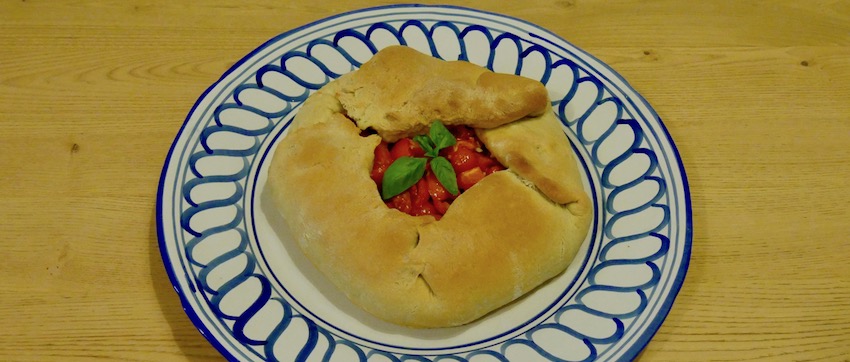 Mustazzeddu oder Pani cun tamatiga (Brot mit Tomaten) – eine traditionelle sardische Focaccia