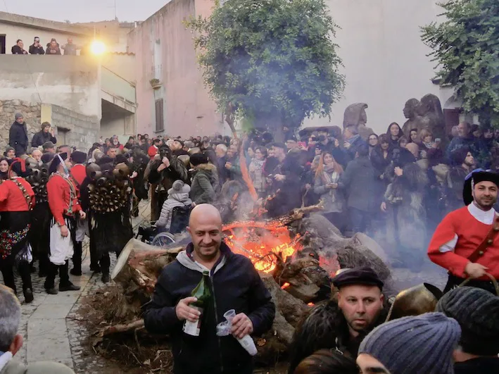 Vor dem Feuer zu Sant'Antonio in Mamoiada
