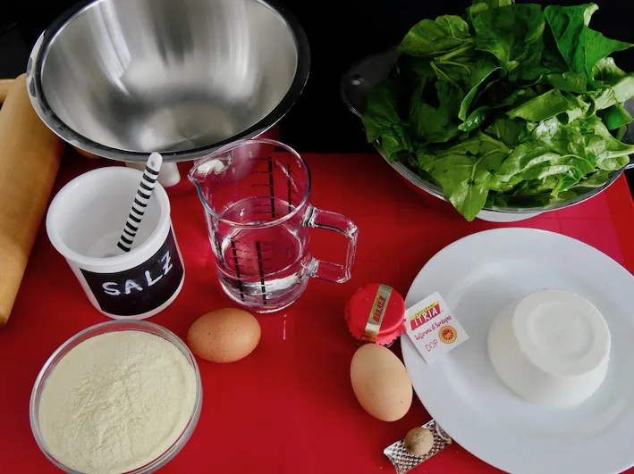 Die Zutaten für die sardischen Ravioli mit Ricotta und Spinat