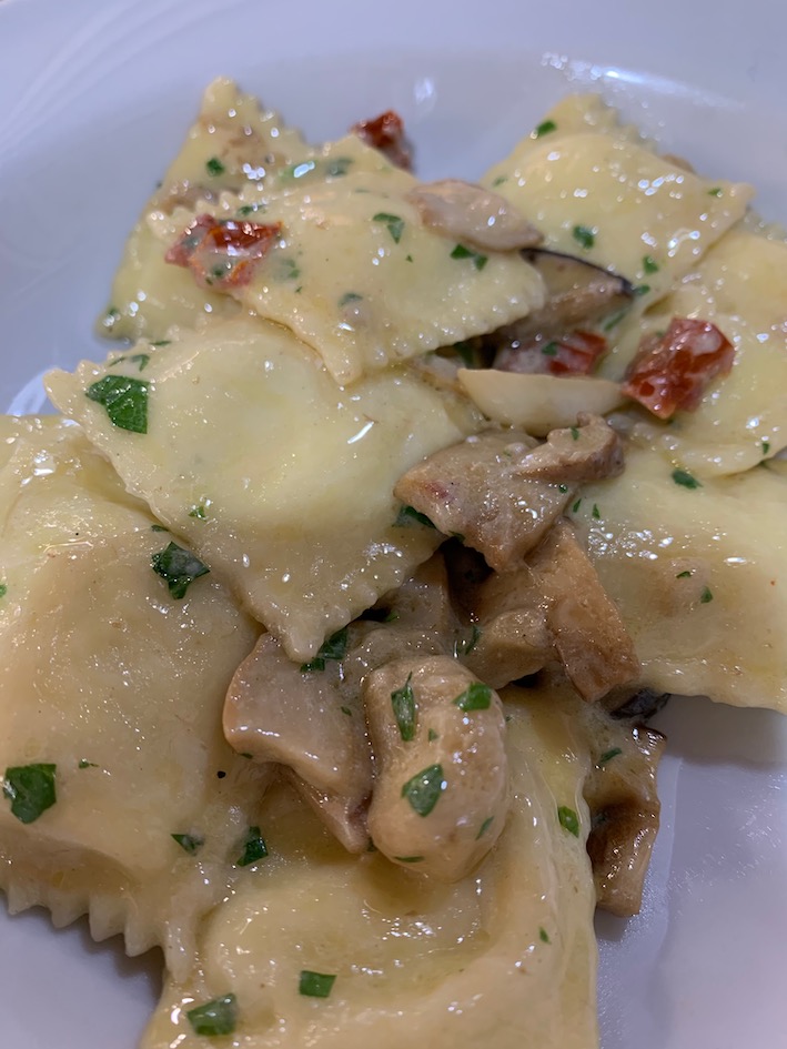 Ravioli mit Ricotta-Füllung und Steinpilz-Soße