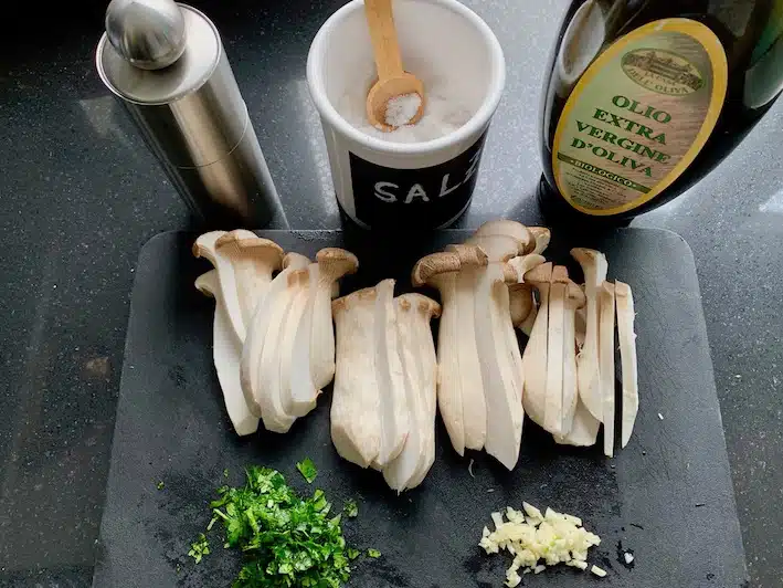 Die Zutaten für die Funghi trifolati mit Käuter-Seitlingen